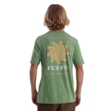 Remera verde con estampado de una flor en el pecho.
