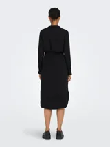 Vestido camisero midi negro con cuello clásico, mangas largas con puños abotonados, cierre frontal con botones y cinturón en la cintura.