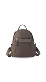 Mochila pequeña de símil cuero color negro, con bolsillo frontal con cierre, asa de mano y correas regulables.