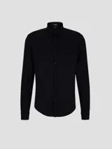 Camisa negra de manga larga con cuello abotonado y logo bordado en el pecho. Corte regular fit.
