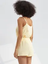 Short de tela color amarillo pastel con cintura elastizada y lazo de ajuste.
