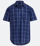 Camisa de manga corta con estampado de cuadros azules y blancos, cuello camisero y abotonadura frontal.