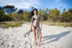 Túnica semitransparente con estampado de animal print, cuello de camisa y tajos en los costados, confeccionada para mayor comodidad y estilo.