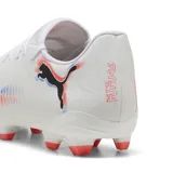 Championes de fútbol Puma Future 8 Play FG/AG, color blanco con detalles en negro, rojo y azul.