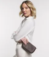 Bolso bandolera rectangular de poliuretano color marrón con estampado de triángulos y correa de cadena dorada.