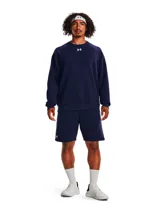 Buzo Under Armour Rival Fleece Crew gris con logo blanco en el pecho.