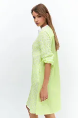 Camisola de vestido confeccionada en broderie de algodón color flúo con cuello mao y mangas globito.