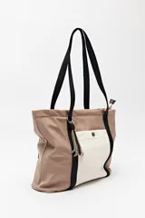 Bolso tipo tote de nylon color negro con bolsillo frontal blanco y asas largas color beige.