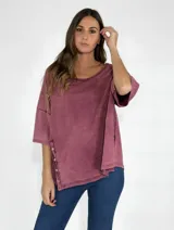 Remera color amarillo con cuello redondo y mangas cortas amplias, con detalle de botones en los laterales.