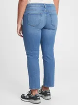 Pantalón de jean celeste, de corte recto, con bolsillos delanteros y traseros.