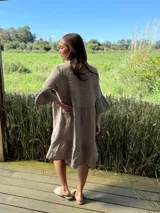 Vestido corto azul eléctrico de lino, con cuello mao, escote con botones de nácar y mangas 3/4 con volados.