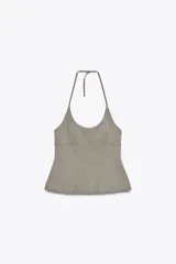 Top color gris con raya diplomática, de cuello halter ajustable y escote redondo. Espalda descubierta con tiras ajustables, forro interior y cierre lateral con cremallera oculta.