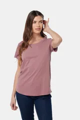 Remera azul de algodón y poliéster, de corte recto, cuello redondo y manga corta.
