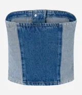 Top strapless de jean con recortes y botones frontales.
