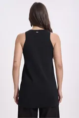 Blusa negra sin mangas con cuello redondo y tajo central.