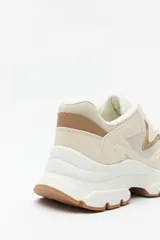 Zapatillas deportivas color gris claro con recortes en gamuza y textil transpirable, cordones a tono y plataforma de 5cm de alto.