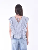 Camisa de mangas cortas con cuello en V y volados en los hombros, a rayas verticales azules y blancas.
