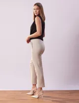 Pantalón de vestir color beige, marca Zac & Rachel, de corte recto y largo al tobillo.
