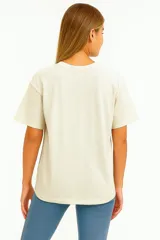 Remera negra de algodón con cuello redondo y mangas cortas. Estampado frontal con un corazón rojo atravesado por un rayo, tigres y la frase "Let It Rock".