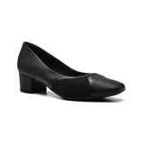 Zapato de cuero negro con taco bajo cuadrado y puntera redondeada.