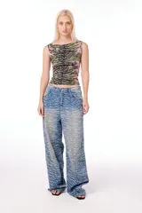 Pantalón de jean oversized de tiro bajo, color azul lavado, con estampado de tigresa grabado con láser.