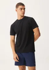 Remera deportiva negra de manga corta, cuello redondo y corte clásico.