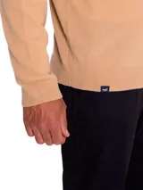 Sweater color beige de cuello alto con medio cierre, confeccionado en hilado italiano que combina lana extrafina y cashmere.