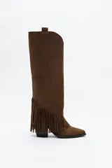 Botas texanas de caña alta color marrón, confeccionadas en gamuza, con detalle de flecos laterales y punta fina.