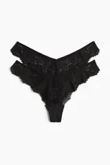 Pack de dos bombachas tipo brazilian de encaje negro, con tiro bajo y cintura en V.