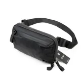 Riñonera negra con correa ajustable para usar como bandolera. Fabricada con material xPac X21 impermeable, cuenta con apertura de 180°, 7 bolsillos internos, 2 bolsillos externos, detalles en color ladrillo y cierres impermeables.