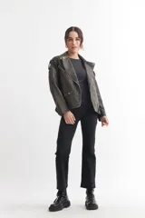 Campera tipo biker de cuero sintético color gris oscuro con efecto desgastado, cierre cruzado con cremallera, cuello con solapas y múltiples bolsillos con cremallera.