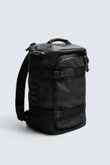 Mochila negra fabricada en tejido técnico. Tiene un compartimento principal con cierre mediante hebillas de liberación rápida y cremallera, un bolsillo interior con cierre, parte posterior acolchada con banda de sujeción para equipaje, dos asas de mano y dos asas de hombro ajustables.