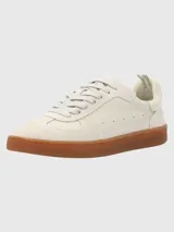 Zapatillas deportivas de cuero color blanco hueso con detalles en gamuza y suela de goma color caramelo.
