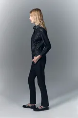 Pantalón de jean skinny tiro alto en denim con elastano, con pierna ajustada hacia el tobillo. En denim negro con elastano y un proceso de coating marrón que brinda una apariencia similar al cuero. Sobre el mismo un diseño en laser animal print. Con cierre y botón.