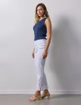 Pantalón negro de gabardina elastizada con pretina ancha elastizada, bolsillos delanteros simulados, bolsillos traseros aplicados y ruedo calado.