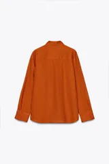 Camisa marrón de lino con cuello solapa y manga larga terminada en puño. Cierre frontal con botones.