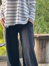 Remerón negro de manga larga, corte oversize con espalda más larga, tajos laterales y bajo redondeado.