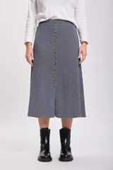 Falda midi gris de punto con botones frontales y abertura en el ruedo.