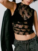 Top negro de encaje floral con cuello alto y sin mangas.