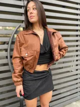 Minifalda negra con brillos, corte ajustado y detalle de nudo en la parte delantera.