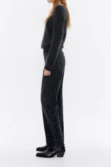 Pantalón vaquero straight cropped con print leopardo, cierre frontal con botón y cinco bolsillos.
