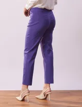 Pantalón recto color verde agua, marca Zac & Rachel, confeccionado en gabardina elastizada. Tiene pretina ancha con faja interna modeladora, bolsillos simulados en la parte delantera y bolsillos ojal en la parte trasera.