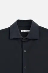 Camisa azul marino slim fit de manga larga con cuello italiano abierto y cierre frontal con botones.