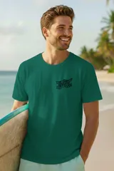 Remera de manga corta color verde bosque, con cuello redondo y un pequeño estampado tipográfico en el pecho.