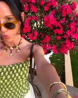 Collar corto con cordón de algodón color menta y flores de bronce.