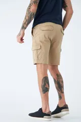 Bermuda cargo color beige con bolsillos laterales, logo bordado, cremallera, cierre y pasa cintos.