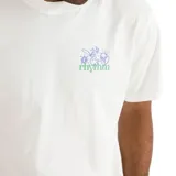 Remera blanca de manga corta con cuello redondo y estampado pequeño en el pecho con el logo de la marca Rhythm.
