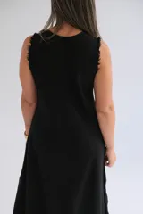 Vestido largo negro de lino italiano, sin mangas, con escote en V y ruedo desflecado.