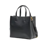 Cartera tipo tote de cuero sintético color negro, con doble asa corta y correa larga regulable y desmontable. Tiene acceso abierto, dos compartimentos y un bolsillo interno con cierre.