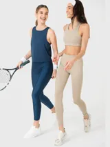 Musculosa deportiva negra de tela suave y fresca, con espalda de malla para mayor ventilación.